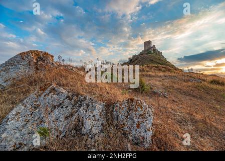 Vista panoramica del castello di Cefalà Diana al crepuscolo, in Sicilia Foto Stock