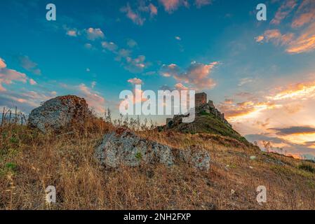 Vista panoramica del castello di Cefalà Diana al crepuscolo, in Sicilia Foto Stock