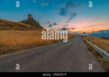 Vista panoramica del castello di Cefalà Diana al crepuscolo, in Sicilia Foto Stock