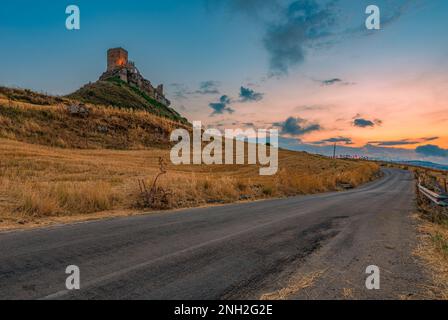 Vista panoramica del castello di Cefalà Diana al crepuscolo, in Sicilia Foto Stock