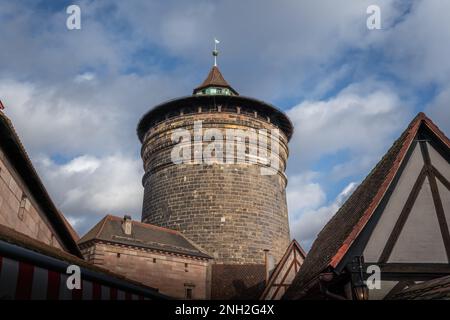 Frauentorturm (Women Gate Tower) a Handwerkerhof (Craftsmens Courtyard) - Norimberga, Baviera, Germania Foto Stock