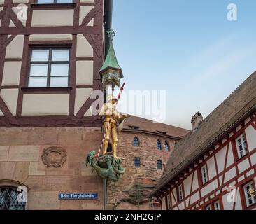 St George e la statua del drago su un edificio in Piazza Tiergatnertor - Norimberga, Baviera, Germania Foto Stock