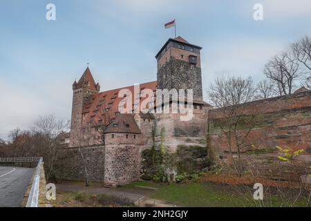 Castello di Norimberga (Kaiserburg), vista delle scuderie imperiali, della Torre pentagonale (Funfeckturm) e della Torre Luginsland - Norimberga, Baviera, Germania Foto Stock