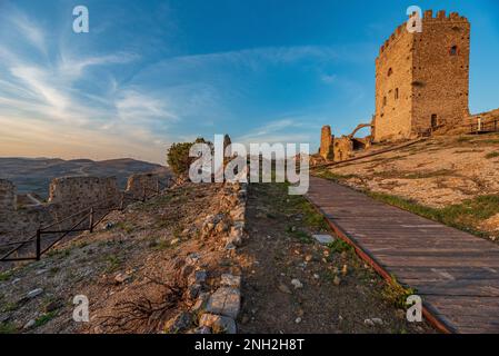 Passerella in legno per accedere al castello di Cefalà Diana, Sicilia Foto Stock