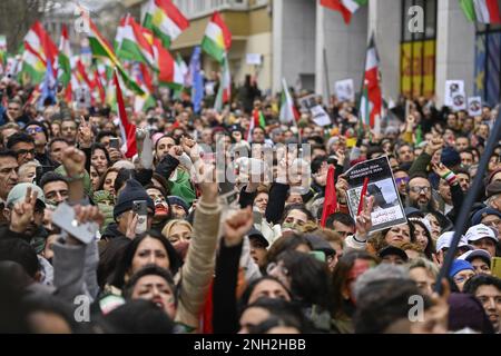 Bruxelles, Belgio. 20th Feb, 2023. Lunedì 20 febbraio 2023 a Bruxelles si riuniscono per protestare a sostegno del movimento di resistenza iraniano. FOTO DI BELGA ERIC LALMAND Credit: Agenzia Notizie di Belga/Alamy Live News Credit: Agenzia Notizie di Belga/Alamy Live News Foto Stock