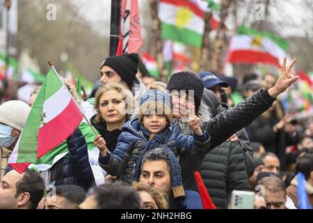 Bruxelles, Belgio. 20th Feb, 2023. Lunedì 20 febbraio 2023 a Bruxelles si riuniscono per protestare a sostegno del movimento di resistenza iraniano. FOTO DI BELGA ERIC LALMAND Credit: Agenzia Notizie di Belga/Alamy Live News Credit: Agenzia Notizie di Belga/Alamy Live News Foto Stock