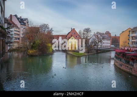 Fiume Pegnitz e vista colorata della città vecchia di Norimberga - Norimberga, Baviera, Germania Foto Stock