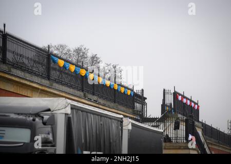 Varsavia, Polonia. 20th Feb, 2023. I lavoratori sono visti costruire lo spazio per eventi all'aperto per il discorso del presidente Joe Biden al Palazzo reale di Varsavia, Polonia, il 20 febbraio 2023. Il Presidente Joe Biden visiterà la Polonia dal 20 al 22 febbraio e terrà un discorso nei giardini del Palazzo reale di Varsavia il martedì prossimo. Lunedì mattina il presidente Biden ha fatto una visita a sorpresa a Kiev per incontrare il suo omologo ucraino Volodymyr Zelensky. (Foto di Jaap Arriens/Sipa USA) Credit: Sipa USA/Alamy Live News Foto Stock