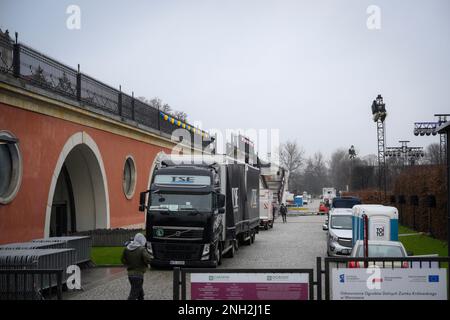 Varsavia, Polonia. 20th Feb, 2023. I lavoratori sono visti costruire lo spazio per eventi all'aperto per il discorso del presidente Joe Biden al Palazzo reale di Varsavia, Polonia, il 20 febbraio 2023. Il Presidente Joe Biden visiterà la Polonia dal 20 al 22 febbraio e terrà un discorso nei giardini del Palazzo reale di Varsavia il martedì prossimo. Lunedì mattina il presidente Biden ha fatto una visita a sorpresa a Kiev per incontrare il suo omologo ucraino Volodymyr Zelensky. (Foto di Jaap Arriens/Sipa USA) Credit: Sipa USA/Alamy Live News Foto Stock