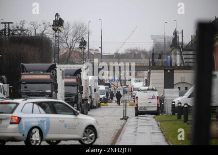 Varsavia, Polonia. 20th Feb, 2023. I lavoratori sono visti costruire lo spazio per eventi all'aperto per il discorso del presidente Joe Biden al Palazzo reale di Varsavia, Polonia, il 20 febbraio 2023. Il Presidente Joe Biden visiterà la Polonia dal 20 al 22 febbraio e terrà un discorso nei giardini del Palazzo reale di Varsavia il martedì prossimo. Lunedì mattina il presidente Biden ha fatto una visita a sorpresa a Kiev per incontrare il suo omologo ucraino Volodymyr Zelensky. (Foto di Jaap Arriens/Sipa USA) Credit: Sipa USA/Alamy Live News Foto Stock