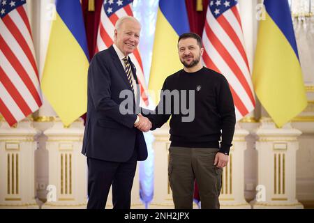 Kiev, Ucraina. 20th Feb, 2023. Il presidente Joe Biden incontra il presidente ucraino Volodymyr Zelensky a Kiev, Ucraina, lunedì 20 febbraio 2023. Il presidente DEGLI STATI UNITI Joe Biden visita senza preavviso a Kyiv in Ucraina. Foto del Presidente ucraino Ufficio Stampa/UPI. Credit: UPI/Alamy Live News Foto Stock