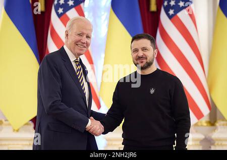 Kiev, Ucraina. 20th Feb, 2023. Il presidente Joe Biden incontra il presidente ucraino Volodymyr Zelensky a Kiev, Ucraina, lunedì 20 febbraio 2023. Il presidente DEGLI STATI UNITI Joe Biden visita senza preavviso a Kyiv in Ucraina. Foto del Presidente ucraino Ufficio Stampa/UPI. Credit: UPI/Alamy Live News Foto Stock