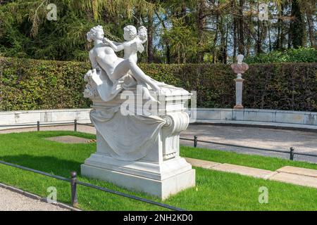 Scultura in marmo di Flora e Zephyr ai Giardini del Palazzo Sanssouci - Potsdam, Brandenburg, Germania Foto Stock