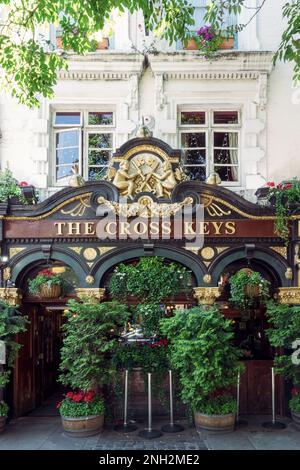 Ingresso al Cross Keys, vecchio pub inglese tradizionale a Londra, Regno Unito Foto Stock