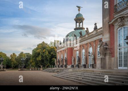 Ala sud del Palazzo nuovo (Neues Palais) vista dal giardino del parco Sanssouci - Potsdam, Brandenburg, Germania Foto Stock