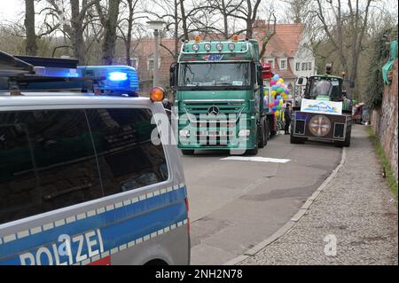 20 febbraio 2023, Sassonia-Anhalt, Halle (Saale): Un camion che partecipa alla sfilata di carnevale ha colpito una persona e lo ha gravemente ferito. Questo grave incidente si è verificato proprio al punto di partenza della sfilata del lunedì di Halle Shrove. La parata è stata quindi annullata. Foto: Heiko Rebsch/dpa Foto Stock