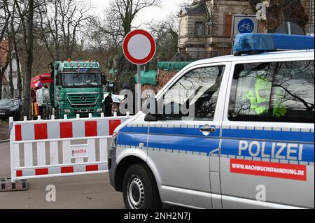 20 febbraio 2023, Sassonia-Anhalt, Halle (Saale): Proprio al punto di partenza della parata del lunedì di Halle Shrove, si è verificato questo grave incidente. La parata è stata quindi annullata. Foto: Heiko Rebsch/dpa Foto Stock