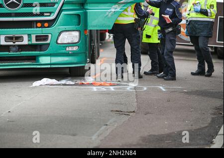 20 febbraio 2023, Sassonia-Anhalt, Halle (Saale): Una persona è stata colpita e gravemente ferita da un camion che partecipa alla parata di carnevale. Questo grave incidente si è verificato proprio al punto di partenza della sfilata del lunedì di Halle Rose. La parata è stata quindi annullata. Foto: Heiko Rebsch/dpa Foto Stock