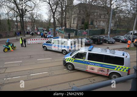 20 febbraio 2023, Sassonia-Anhalt, Halle (Saale): La polizia ha caduto fuori dalla scena dell'incidente, dove una persona è stata colpita da un camion e gravemente ferita. Proprio al punto di partenza della sfilata del lunedì di Halle Shrove, si è verificato questo grave incidente. La parata è stata quindi annullata. Foto: Heiko Rebsch/dpa Foto Stock