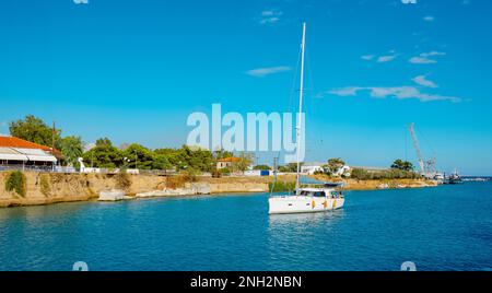 Una barca a vela all'ingresso del canale di Corinto, in Grecia, da Isthnmia, nel Mar Egeo, in una giornata estiva Foto Stock