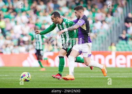 Juan Miguel 'Juanmi' Jimenez di Real Betis e Ramon Rodriguez 'Monchu' di Real Valladolid durante il campionato spagnolo la Liga partita di calcio tra Real Betis e Real Valladolid il 18 febbraio 2023 allo stadio Benito Villamarin di Siviglia, Spagna - Foto: Joaquin Corchero / SpainDPPI / DPPI/LiveMedia Foto Stock