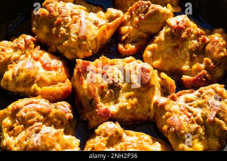 Pronto a mangiare cosce di pollo Foto Stock