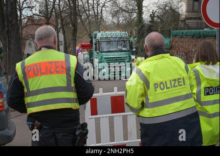 Halle, Germania. 20 febbraio 2023, Sassonia-Anhalt, Halle (Saale): La polizia ha caduto fuori dalla scena dell'incidente in cui un camion ha gravemente ferito una persona durante la parata di carnevale. Proprio al punto di partenza della sfilata del lunedì di Halle Rose, si è verificato questo grave incidente. La parata è stata quindi annullata. Foto: Heiko Rebsch/dpa Credit: dpa Picture Alliance/Alamy Live News Foto Stock