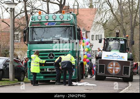 Halle, Germania. 20 febbraio 2023, Sassonia-Anhalt, Halle (Saale): La polizia sta indagando sull'incidente durante la parata di carnevale, in cui una persona è stata colpita da un camion e gravemente ferita. Questo grave incidente si è verificato proprio al punto di partenza della sfilata del lunedì di Halle Rose. La parata è stata quindi annullata. Foto: Heiko Rebsch/dpa Credit: dpa Picture Alliance/Alamy Live News Foto Stock