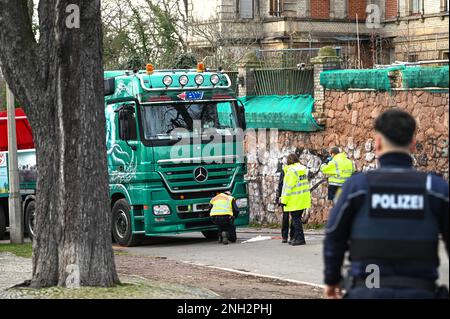 Halle, Germania. 20 febbraio 2023, Sassonia-Anhalt, Halle (Saale): La polizia sta indagando sull'incidente durante la parata di carnevale, in cui una persona è stata colpita da un camion e gravemente ferita. Questo grave incidente si è verificato proprio al punto di partenza della sfilata del lunedì di Halle Rose. La parata è stata quindi annullata. Foto: Heiko Rebsch/dpa Credit: dpa Picture Alliance/Alamy Live News Foto Stock