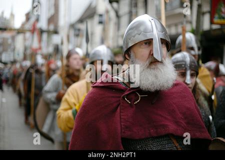 Centinaia di guerrieri vichinghi marciano attraverso la città di York nel North Yorkshire come parte del JORVIK Viking Festival. La marcia annuale inizia a Deans Foto Stock