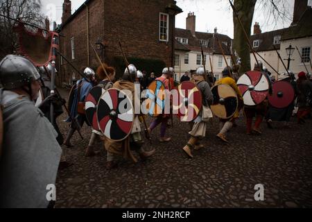 Centinaia di guerrieri vichinghi marciano attraverso la città di York nel North Yorkshire come parte del JORVIK Viking Festival. La marcia annuale inizia a Deans Foto Stock