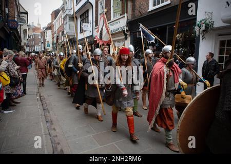 Centinaia di guerrieri vichinghi marciano attraverso la città di York nel North Yorkshire come parte del JORVIK Viking Festival. La marcia annuale inizia a Deans Foto Stock