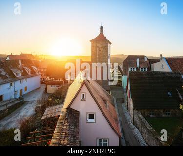 Vista sulla città vecchia con Siebersturm (Torre Siebers) al tramonto - Rothenburg ob der Tauber, Baviera, Germania Foto Stock