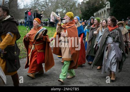 Centinaia di guerrieri vichinghi marciano attraverso la città di York nel North Yorkshire come parte del JORVIK Viking Festival. La marcia annuale inizia a Deans Foto Stock