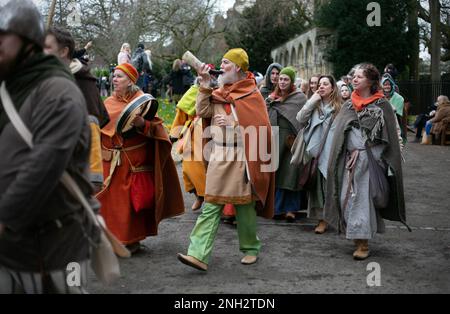 Centinaia di guerrieri vichinghi marciano attraverso la città di York nel North Yorkshire come parte del JORVIK Viking Festival. La marcia annuale inizia a Deans Foto Stock