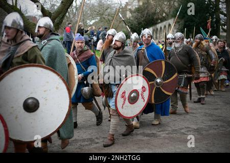 Centinaia di guerrieri vichinghi marciano attraverso la città di York nel North Yorkshire come parte del JORVIK Viking Festival. La marcia annuale inizia a Deans Foto Stock