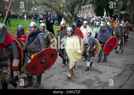 Centinaia di guerrieri vichinghi marciano attraverso la città di York nel North Yorkshire come parte del JORVIK Viking Festival. La marcia annuale inizia a Deans Foto Stock