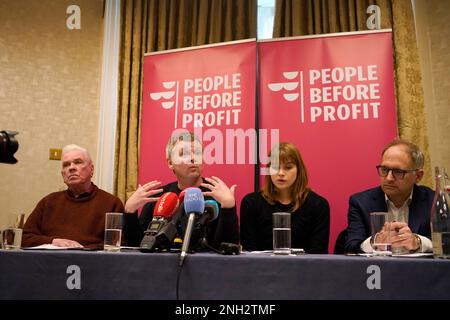 (Da sinistra a destra) Padre Peter McVerry del Peter McVerry Trust, Richard Boyd Barrett da persone prima del profitto, Madeleine Johansson, persone prima del profitto Consigliere e un inquilino di alloggi di Tathony che sta affrontando sfratto, E Wayne Stanley, direttore esecutivo di Simon Communities, al lancio di una legge di divieto di sfratto, presso l'hotel Buswells, Dublino. Data immagine: Lunedì 20 febbraio 2023. Foto Stock