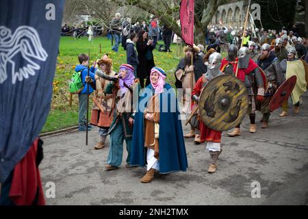 Centinaia di guerrieri vichinghi marciano attraverso la città di York nel North Yorkshire come parte del JORVIK Viking Festival. La marcia annuale inizia a Deans Foto Stock