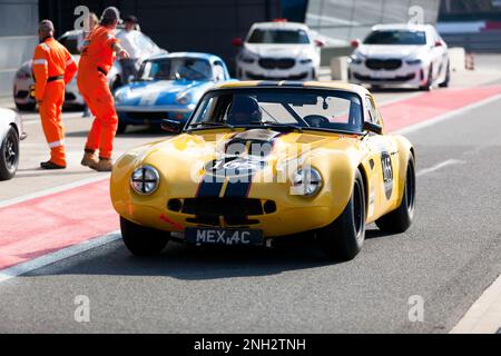 Il 1965 giallo, TVR Griffith, di Charles Allison e Peter Thompson, nell'International Pit Lane, durante il 2022 Silverstone Classic. Foto Stock