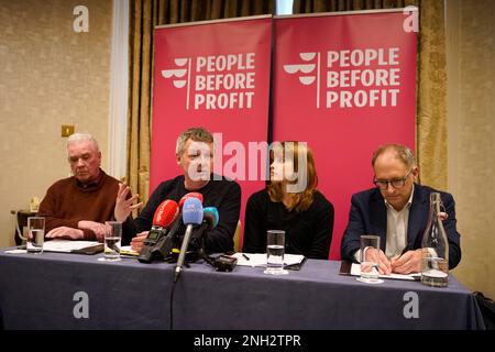 (Da sinistra a destra) Padre Peter McVerry del Peter McVerry Trust, Richard Boyd Barrett da persone prima del profitto, Madeleine Johansson, persone prima del profitto Consigliere e un inquilino di alloggi di Tathony che sta affrontando sfratto, E Wayne Stanley, direttore esecutivo di Simon Communities, al lancio di una legge di divieto di sfratto, presso l'hotel Buswells, Dublino. Data immagine: Lunedì 20 febbraio 2023. Foto Stock