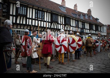 Centinaia di guerrieri vichinghi marciano attraverso la città di York nel North Yorkshire come parte del JORVIK Viking Festival. La marcia annuale inizia a Deans Foto Stock