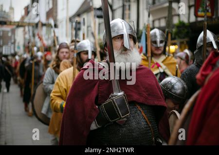 Centinaia di guerrieri vichinghi marciano attraverso la città di York nel North Yorkshire come parte del JORVIK Viking Festival. La marcia annuale inizia a Deans Foto Stock