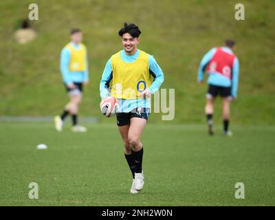 Honda England Rugby Performance Centre, Pennyhill Park, Inghilterra, Regno Unito. 20th febbraio, 2023. Marcus Smith in azione durante la sessione di addestramento di rugby in Inghilterra mentre si preparano ad affrontare il Galles a Cardiff il 25th febbraio: Credit: Ashley Western/Alamy Live News Foto Stock