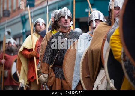 Centinaia di guerrieri vichinghi marciano attraverso la città di York nel North Yorkshire come parte del JORVIK Viking Festival. La marcia annuale inizia a Deans Foto Stock