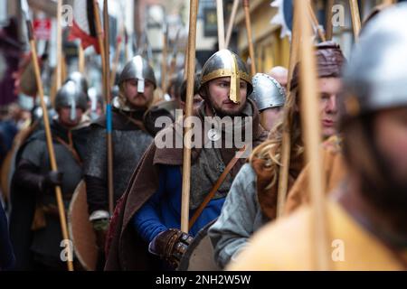 Centinaia di guerrieri vichinghi marciano attraverso la città di York nel North Yorkshire come parte del JORVIK Viking Festival. La marcia annuale inizia a Deans Foto Stock