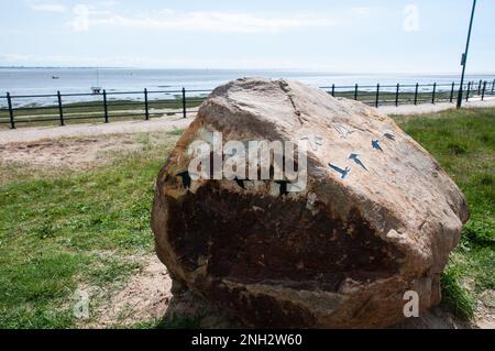 Intorno al Regno Unito - scultura di uccelli costieri su grande roccia - Lytham Foto Stock