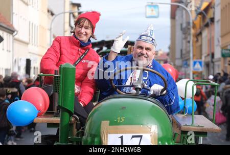 Kothen, Germania. 20th Feb, 2023. 20 febbraio 2023, Sassonia-Anhalt, Köthen: Armin Willingmann (SPD), ministro della Scienza della Sassonia-Anhalt, siede su un trattore insieme a Sabine Thalmann, capo dell'amministrazione dell'Università di Scienze applicate di Anhalt. Dopo due anni di pausa forzata a causa della pandemia di Corona, a Köthen si tenne una grande parata di carnevale. Foto: Sebastian Willnow/dpa Credit: dpa picture Alliance/Alamy Live News Foto Stock