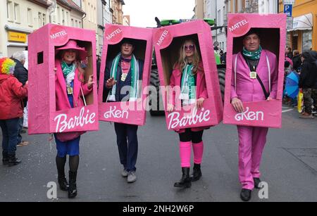 Kothen, Germania. 20th Feb, 2023. 20 febbraio 2023, Sassonia-Anhalt, Köthen: Amici di Carnevale in costume di Barbie e Ken passeggiata per il centro della città. Dopo due anni di pausa forzata a causa della pandemia di Corona, Köthen ha nuovamente ospitato una grande parata di carnevale. Foto: Sebastian Willnow/dpa Credit: dpa picture Alliance/Alamy Live News Foto Stock