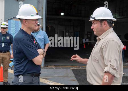 221209-N-JC800-0032 SINGAPORE (9 dicembre 2022) - (da sinistra) ADM posteriore Mike Wettlaufer, Comandante, comando militare di Sealift (MSC), e marinaio civile Capt. Joshua Tamasovich, comandante della nave per il trasporto a secco USNS Amelia Earhart (T-AKE-6), discutono le operazioni a bordo della nave durante un viaggio programmato a Singapore, 9 dicembre. Foto Stock